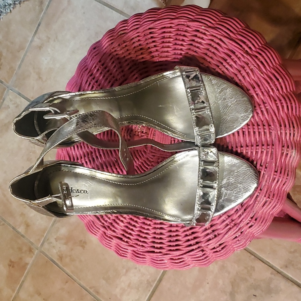 FREE GIFT WITH EVERY PURCHASE silver heels size 8